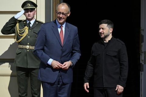Merz (m) und Selenskyj (r) Anfang Mai in Kiew
