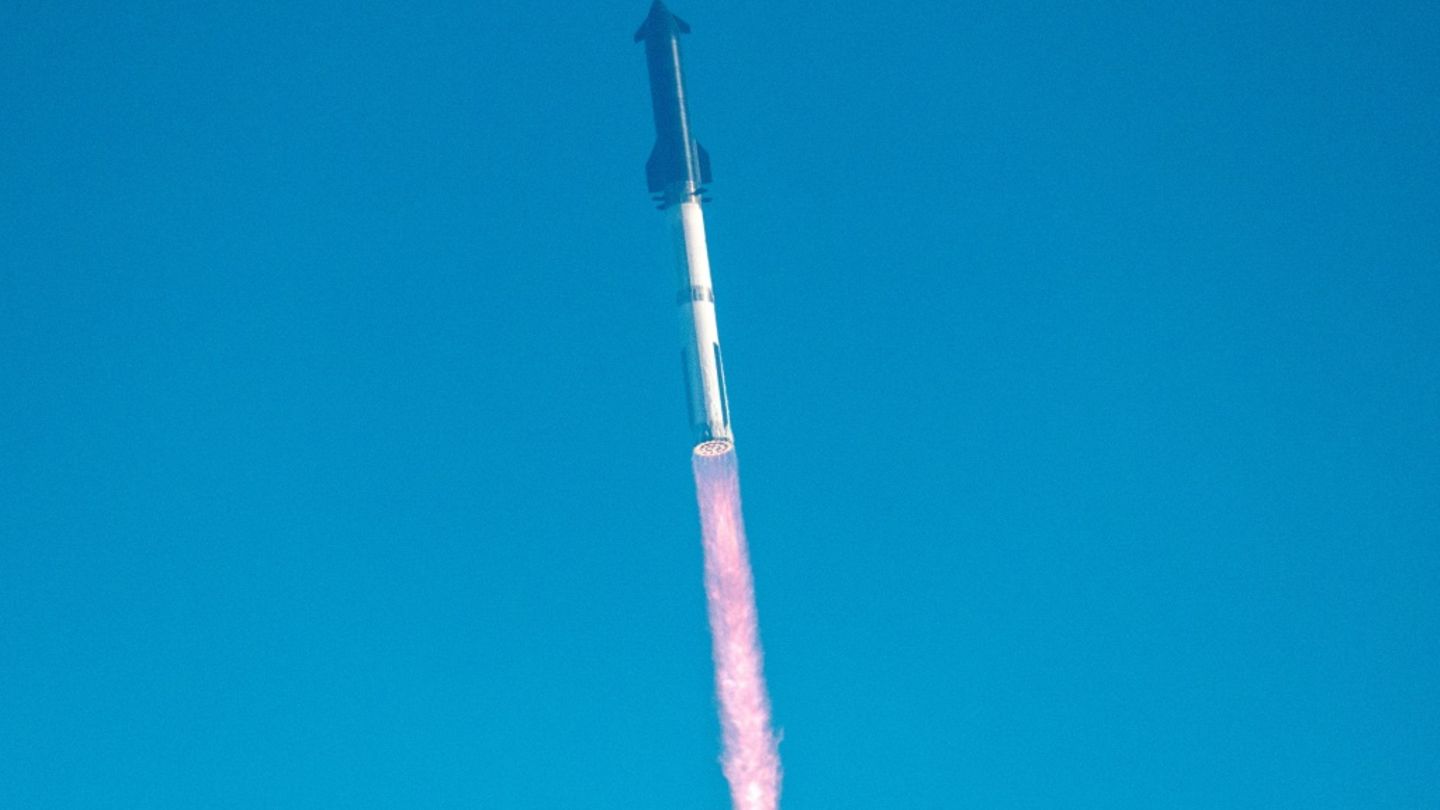 SpaceX-Mega-Rakete Starship bei ihrem Start in Starbase