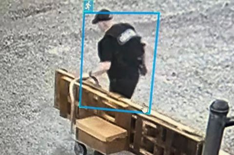 Mit einer improvisierten Polizeiuniform brach der Häftling aus einem Gefängnis in den USA aus
