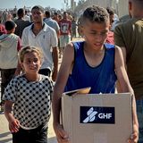 Erschöpft, aber auch glücklich scheinen diese beiden Kinder mit einem GHF-Paket abzuziehen