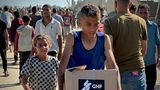 Erschöpft, aber auch glücklich scheinen diese beiden Kinder mit einem GHF-Paket abzuziehen