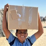 Dieser Junge hat trotz der Last auf seinem Kopf anscheinend einen guten Tag. In dem von rund zwei Millionen Palästinensern besiedelten Gebiet, das zu weiten Teilen zerstört ist, fehlt es an Nahrungsmitteln, Trinkwasser, Medikamenten und nahezu allen Dingen des täglichen Bedarfs. Doch er bringt heute einiges mit nach Hause