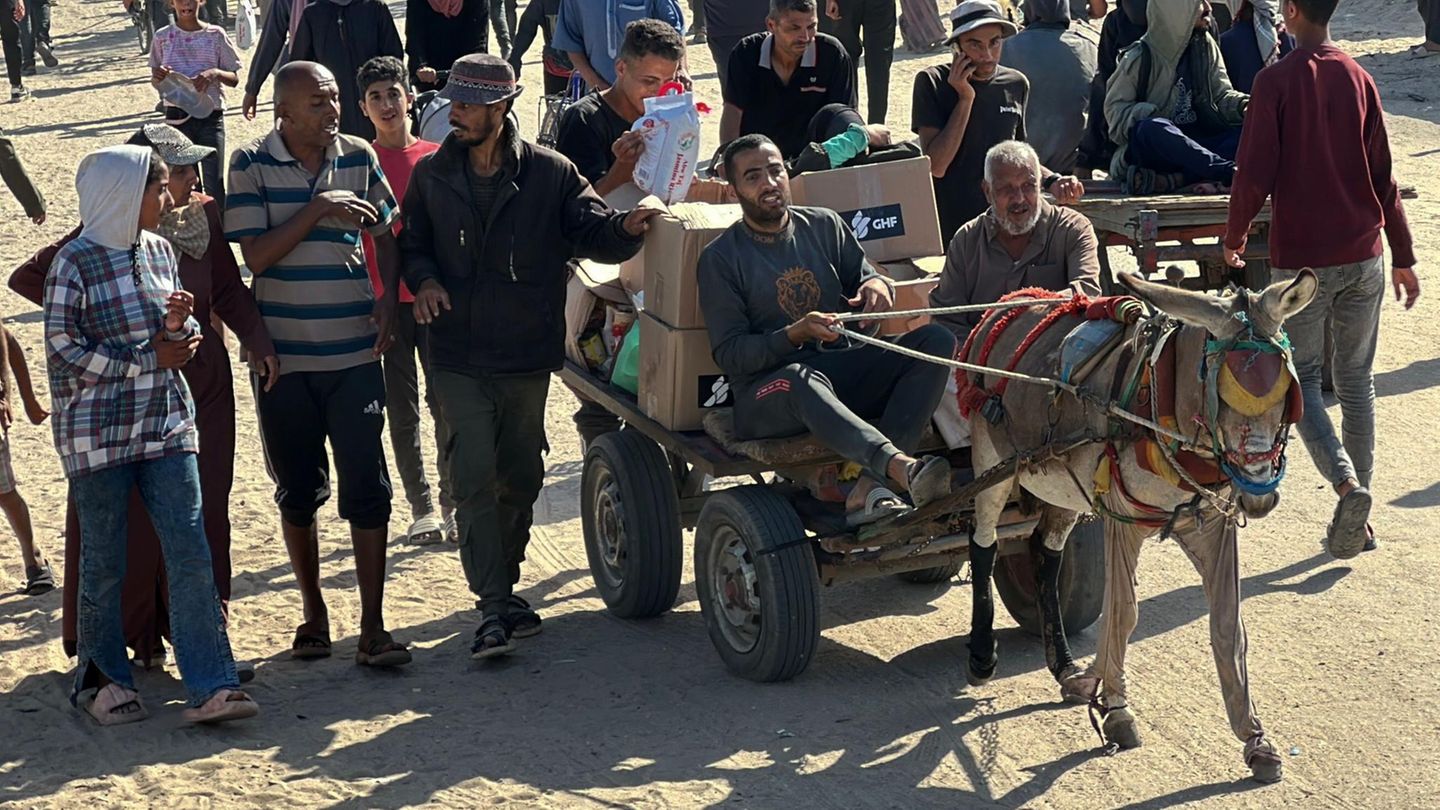Nach Monaten der Blockade: Erklärtes Ziel der israelischen Regierung ist es, durch das neue Modell zur Verteilung zu verhindern, dass die Hamas Zugriff auf die Hilfsgüter hat. Den Islamisten wirft Israel vor, internationale Hilfslieferungen für die notleidenden Menschen im Gazastreifen zu kapern. Die Hamas weist die Vorwürfe zurück Erklärtes Ziel der israelischen Regierung ist es, durch das neue Modell zur Verteilung zu verhindern, dass die Hamas Zugriff auf die Hilfsgüter hat. Den Islamisten wirft Israel vor, internationale Hilfslieferungen für die notleidenden Menschen im Gazastreifen zu kapern. Die Hamas weist die Vorwürfe zurück