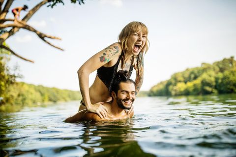 Urlaub in einer Beziehung: Paar badet