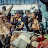 Vor Hunger begnügen sich manche Wartende mit trockenen Nudeln direkt aus der Packung – denn auch Trinkwasser ist knapp. Doch laut israelischen Medienberichten und Augenzeugen ist es auch zu chaotischen Szenen gekommen. Die israelische Armee teilte mit, Soldaten hätten außerhalb des Zentrums Warnschüsse abgegeben