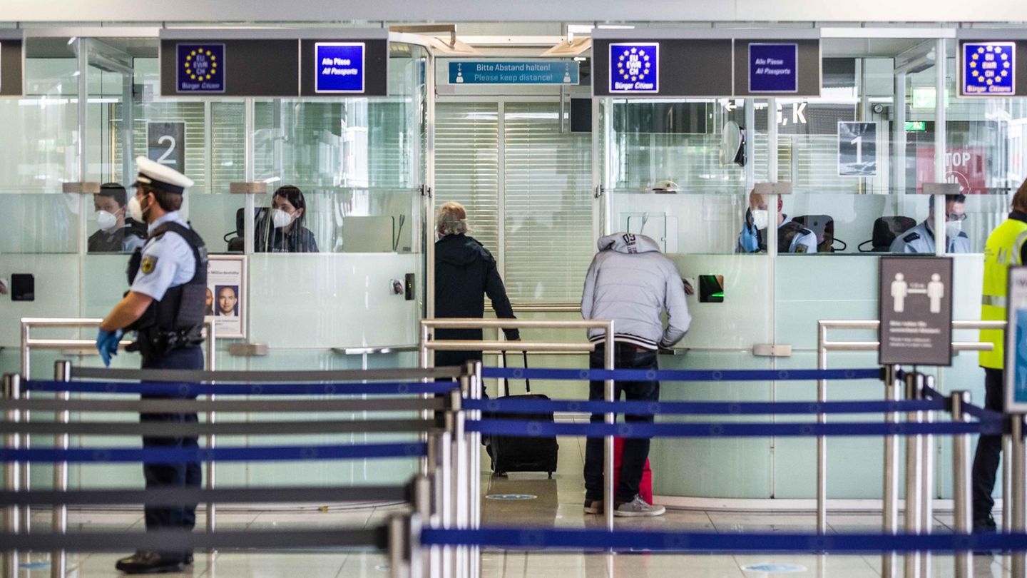 Der Passkontroll-Bereich der Bundespolizei am Flughafen München (Archivbild)