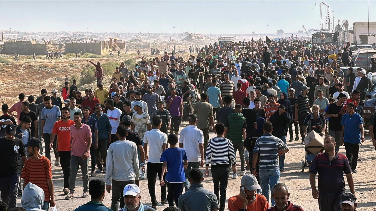 Nach Monaten der Blockade: Nach monatelanger Blockade von Hilfsgütern durch Israel, die zuletzt etwas gelockert worden war, erlebt das erste Verteilzentrum der neu gegründeten Stiftung Gaza Humanitarian Foundation (GHF) im Süden des Gazastreifens einen Ansturm hungriger Menschen. Dabei sind nach Angaben des UN-Menschenrechtsbüros eine Person getötet und 47 verletzt worden. Laut den derzeit vorliegenden Informationen habe das israelische Militär am Dienstag Schüsse abgegeben, sagte UN-Menschenrechtssprecherin Ravina Shamdasani der Deutschen Presse-Agentur. Israel weist diese Vorwürfe zurück. Soldaten hätten "Warnschüsse in die Luft abgegeben, im Gebiet außerhalb" des Verteilzentrums, sagte der israelische Oberst Oliver Rafowicz der Nachrichtenagentur AFP. Die Schüsse seien "in keinem Fall gegen die Menschen" gerichtet gewesen Nach monatelanger Blockade von Hilfsgütern durch Israel, die zuletzt etwas gelockert worden war, erlebt das erste Verteilzentrum der neu gegründeten Stiftung Gaza Humanitarian Foundation (GHF) im Süden des Gazastreifens einen Ansturm hungriger Menschen. Dabei sind nach Angaben des UN-Menschenrechtsbüros eine Person getötet und 47 verletzt worden. Laut den derzeit vorliegenden Informationen habe das israelische Militär am Dienstag Schüsse abgegeben, sagte UN-Menschenrechtssprecherin Ravina Shamdasani der Deutschen Presse-Agentur. Israel weist diese Vorwürfe zurück. Soldaten hätten "Warnschüsse in die Luft abgegeben, im Gebiet außerhalb" des Verteilzentrums, sagte der israelische Oberst Oliver Rafowicz der Nachrichtenagentur AFP. Die Schüsse seien "in keinem Fall gegen die Menschen" gerichtet gewesen