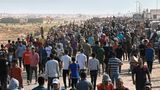 Nach monatelanger Blockade von Hilfsgütern durch Israel, die zuletzt etwas gelockert worden war, erlebt das erste Verteilzentrum der neu gegründeten Stiftung Gaza Humanitarian Foundation (GHF) im Süden des Gazastreifens einen Ansturm hungriger Menschen. Dabei sind nach Angaben des UN-Menschenrechtsbüros eine Person getötet und 47 verletzt worden. Laut den derzeit vorliegenden Informationen habe das israelische Militär am Dienstag Schüsse abgegeben, sagte UN-Menschenrechtssprecherin Ravina Shamdasani der Deutschen Presse-Agentur.   Israel weist diese Vorwürfe zurück. Soldaten hätten "Warnschüsse in die Luft abgegeben, im Gebiet außerhalb" des Verteilzentrums, sagte der israelische Oberst Oliver Rafowicz der Nachrichtenagentur AFP. Die Schüsse seien "in keinem Fall gegen die Menschen" gerichtet gewesen