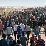 Nach monatelanger Blockade von Hilfsgütern durch Israel, die zuletzt etwas gelockert worden war, erlebt das erste Verteilzentrum der neu gegründeten Stiftung Gaza Humanitarian Foundation (GHF) im Süden des Gazastreifens einen Ansturm hungriger Menschen. Dabei sind nach Angaben des UN-Menschenrechtsbüros eine Person getötet und 47 verletzt worden. Laut den derzeit vorliegenden Informationen habe das israelische Militär am Dienstag Schüsse abgegeben, sagte UN-Menschenrechtssprecherin Ravina Shamdasani der Deutschen Presse-Agentur.   Israel weist diese Vorwürfe zurück. Soldaten hätten "Warnschüsse in die Luft abgegeben, im Gebiet außerhalb" des Verteilzentrums, sagte der israelische Oberst Oliver Rafowicz der Nachrichtenagentur AFP. Die Schüsse seien "in keinem Fall gegen die Menschen" gerichtet gewesen