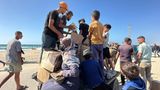 Womöglich spielt auch ein psychologischer Effekt für Art der Verteilung für Israel eine Rolle: Die Menschen im Gazastreifen sollen die erhaltenen Lebensmittel und Hilfsgüter nicht positiv mit der Hamas verknüpfen