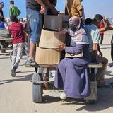 Manche müssen ihre Lebensmittel mit einem Karren abtransportieren. Bisher gibt es ein Verteilungszentrum der GHF, es sollen aber insgesamt vier im Süden und im Zentrum des Gazastreifens von US-Sicherheitsfirmen betrieben werden