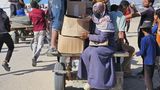 Manche müssen ihre Lebensmittel mit einem Karren abtransportieren. Bisher gibt es ein Verteilungszentrum der GHF, es sollen aber insgesamt vier im Süden und im Zentrum des Gazastreifens von US-Sicherheitsfirmen betrieben werden
