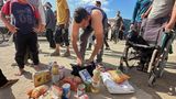 Ein Mann betrachtet das, was er ergattern konnte: Ein paar Dosen, Brot, Speiseöl und Mehl scheinen dazuzugehören