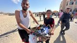 Denjenigen, die eines der Hilfspakete ergattern konnten, steht die Freude ins Gesicht geschrieben. Im Zuge des zunehmenden internationalen Drucks auf Israel wegen seiner Blockade von Hilfslieferungen in den Gazastreifen hatte die US-Regierung die Gründung der Hilfsorganisation GHF verkündet, die seit Montag nach eigenen Angaben Lebensmittel verteilt