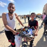 Denjenigen, die eines der Hilfspakete ergattern konnten, steht die Freude ins Gesicht geschrieben. Im Zuge des zunehmenden internationalen Drucks auf Israel wegen seiner Blockade von Hilfslieferungen in den Gazastreifen hatte die US-Regierung die Gründung der Hilfsorganisation GHF verkündet, die seit Montag nach eigenen Angaben Lebensmittel verteilt
