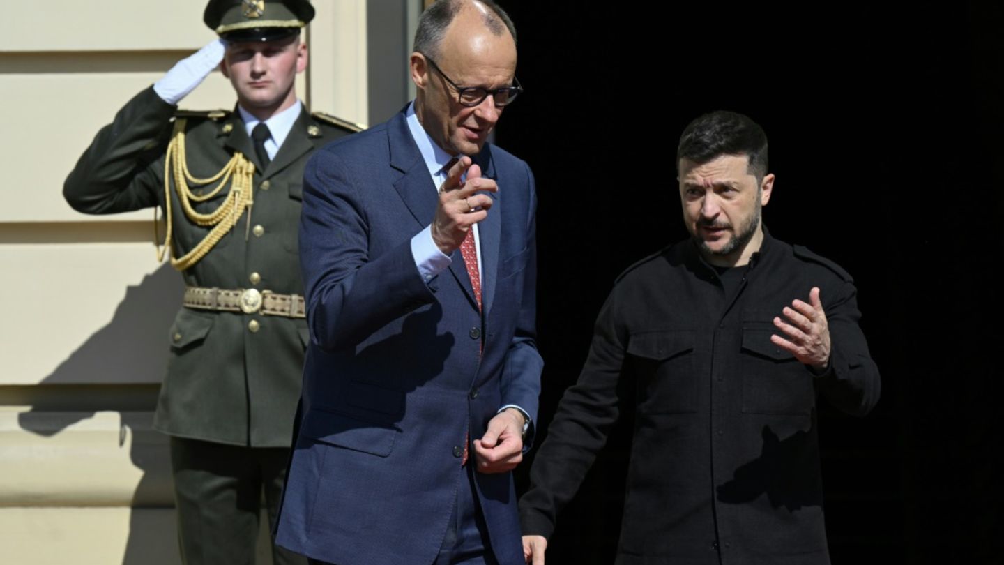 Merz (Mitte) und Selenskyj (rechts) Anfang Mai in Kiew