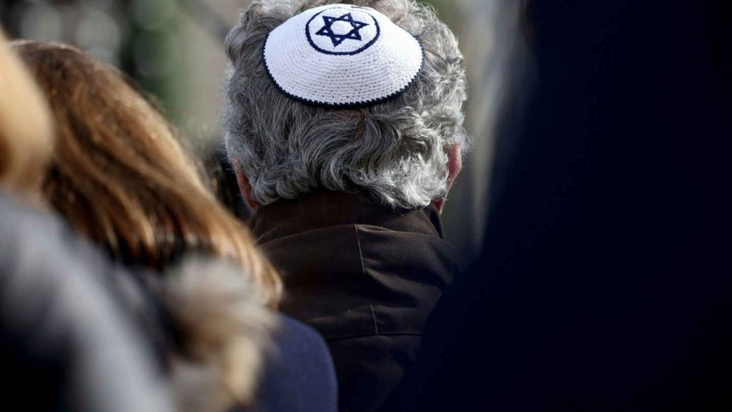 Mann mit Kippa bei Gedenkveranstaltung in Lyon