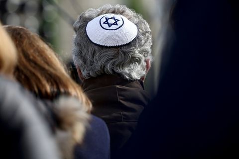 Mann mit Kippa bei Gedenkveranstaltung in Lyon