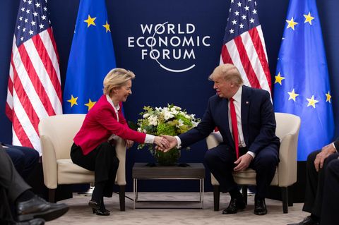 Donald Trump und Ursula von der Leyen geben sich die Hand
