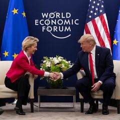 Donald Trump und Ursula von der Leyen geben sich die Hand