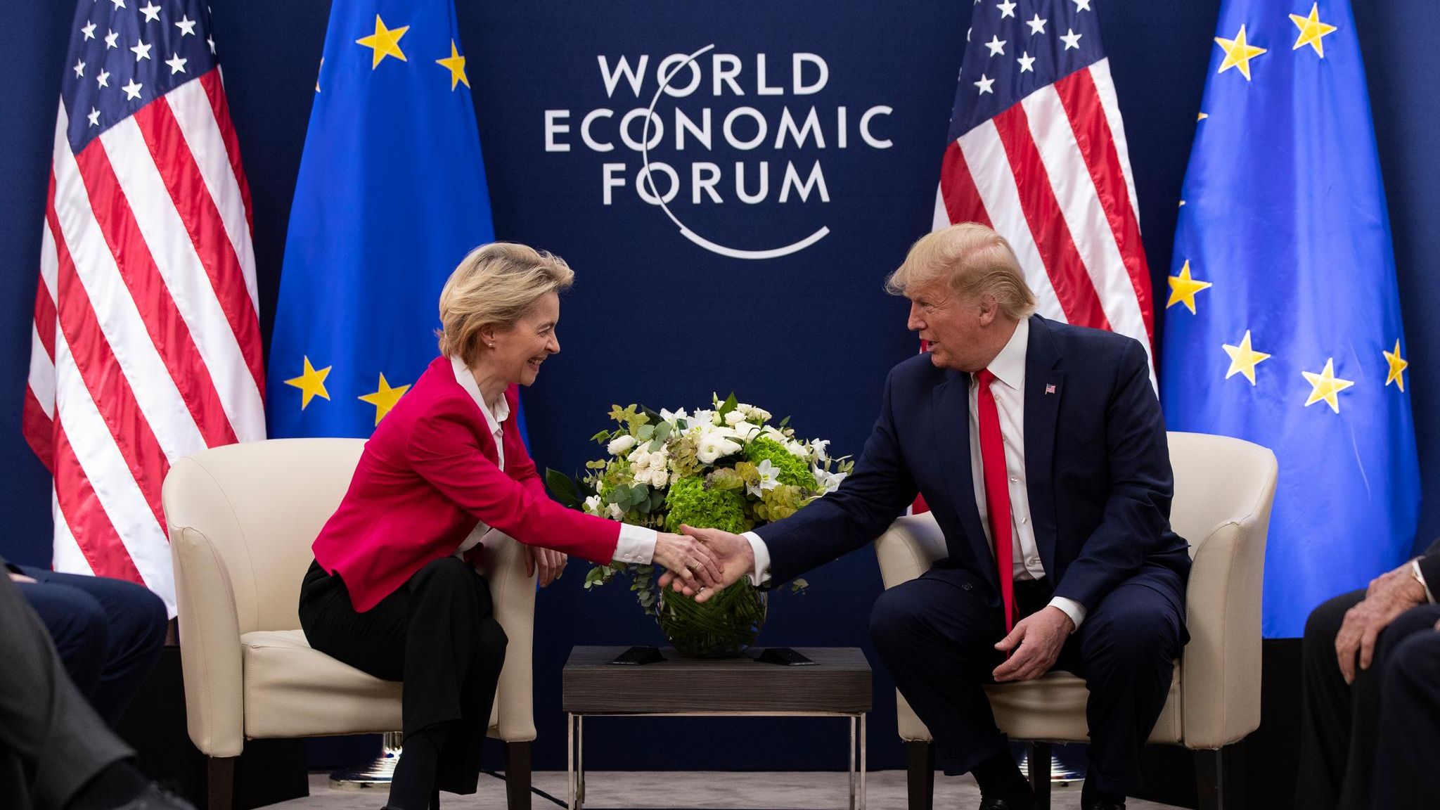 Donald Trump und Ursula von der Leyen geben sich die Hand
