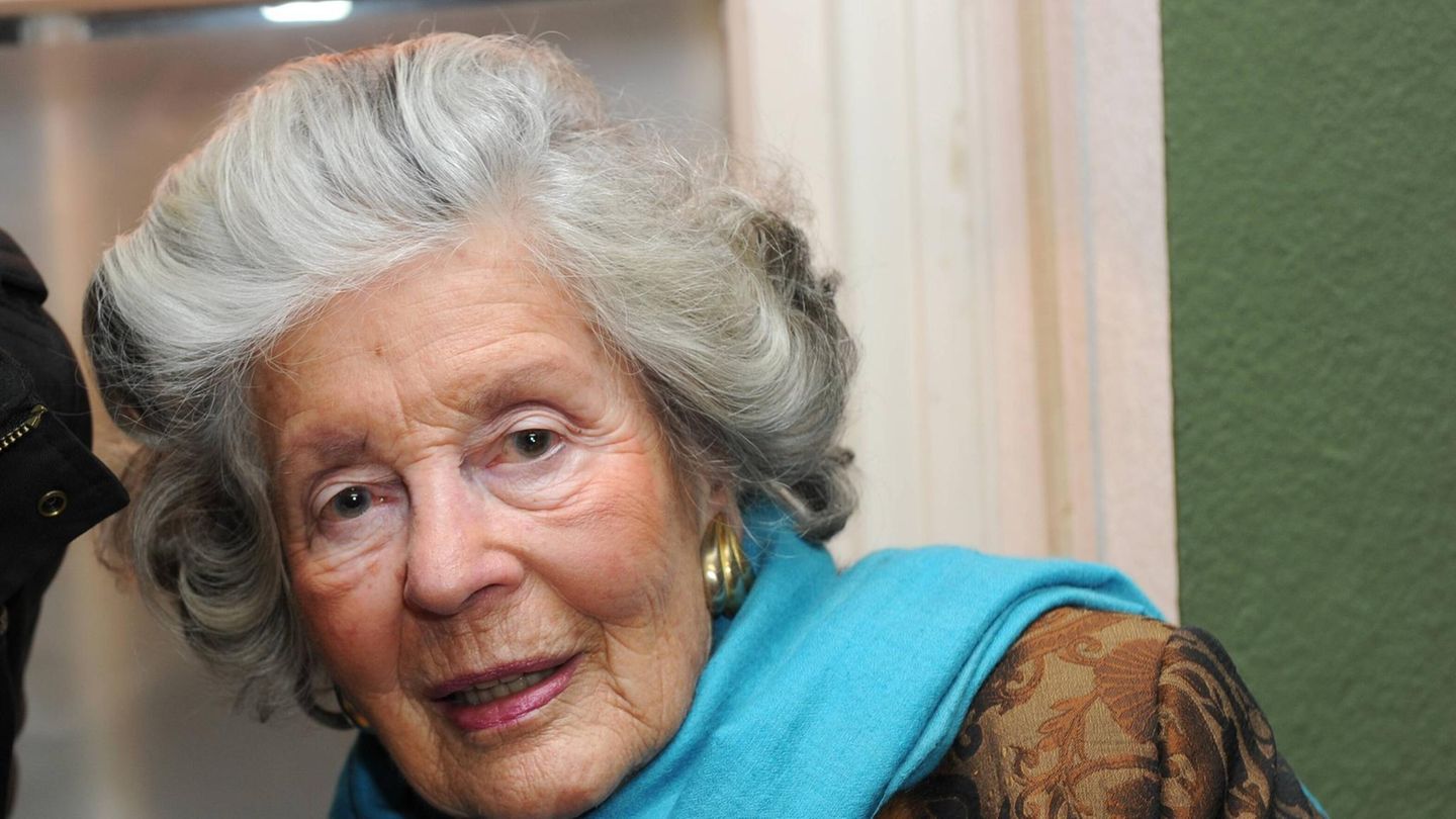 Die Promifotografin "Mamarazza" alias Marianne Fürstin zu Sayn-Wittgenstein-Sayn starb am 4. Mai im Alter von 105 Jahren in München. Sie hat in vielen Jahrzehnten zahlreiche Prominente fotografiert. Unter ihnen war als damaliger Thronfolger der jetzige britische König Charles III., die Starsopranistin Maria Callas, der surrealistische Künstler Salvador Dalí und James-Bond-Darsteller Sean Connery. Ihren Spitznamen verdankte sie einer Idee von Caroline von Monaco. Die Ururururenkelin der österreichischen Kaiserin Maria Theresia (1717–1780) war Mutter von fünf Kindern und hatte dank Enkeln, Urenkeln und Ururenkeln bereits mehr als 60 Nachkommen