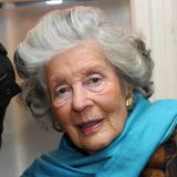 Die Promifotografin "Mamarazza" alias Marianne Fürstin zu Sayn-Wittgenstein-Sayn starb am 4. Mai im Alter von 105 Jahren in München. Sie hat in vielen Jahrzehnten zahlreiche Prominente fotografiert. Unter ihnen war als damaliger Thronfolger der jetzige britische König Charles III., die Starsopranistin Maria Callas, der surrealistische Künstler Salvador Dalí und James-Bond-Darsteller Sean Connery. Ihren Spitznamen verdankte sie einer Idee von Caroline von Monaco. Die Ururururenkelin der österreichischen Kaiserin Maria Theresia (1717–1780) war Mutter von fünf Kindern und hatte dank Enkeln, Urenkeln und Ururenkeln bereits mehr als 60 Nachkommen