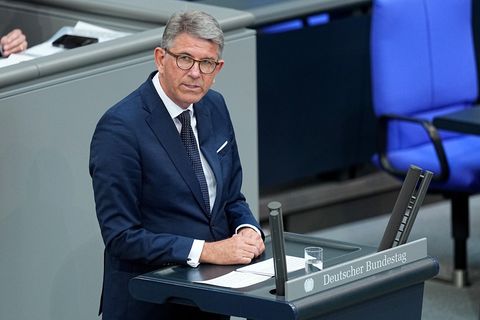 Der Staatsminister für Kultur und Medien, Wolfram Weimer, hält eine Rede im Bundestag