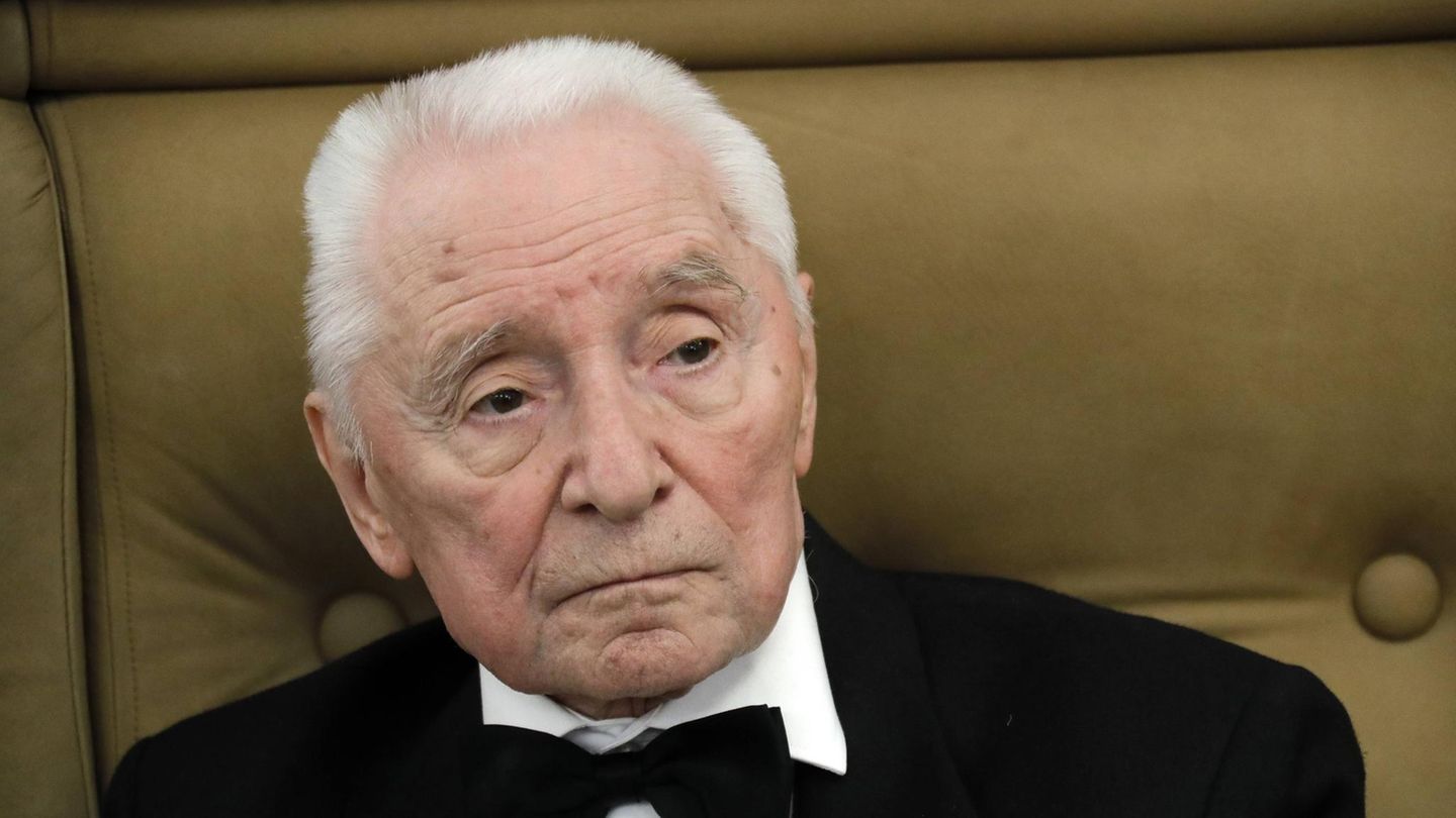 Der legendäre russische Choreograf vom Moskauer Bolschoi-Ballett starb am 19. Mai im Alter von 98 Jahren. Grigorowitsch prägte über Jahrzehnte das sowjetische und russische Ballett am weltberühmten Moskauer Bolschoi-Theater. Er choreografierte dort unter anderem "Spartacus", "Iwan der Schreckliche" und "Romeo und Julia". Legendär sind seine Bearbeitungen der Ballette "Schwanensee" und "Dornröschen". Mehr als 30 Jahre lang leitete er die größte Balletttruppe der Welt 