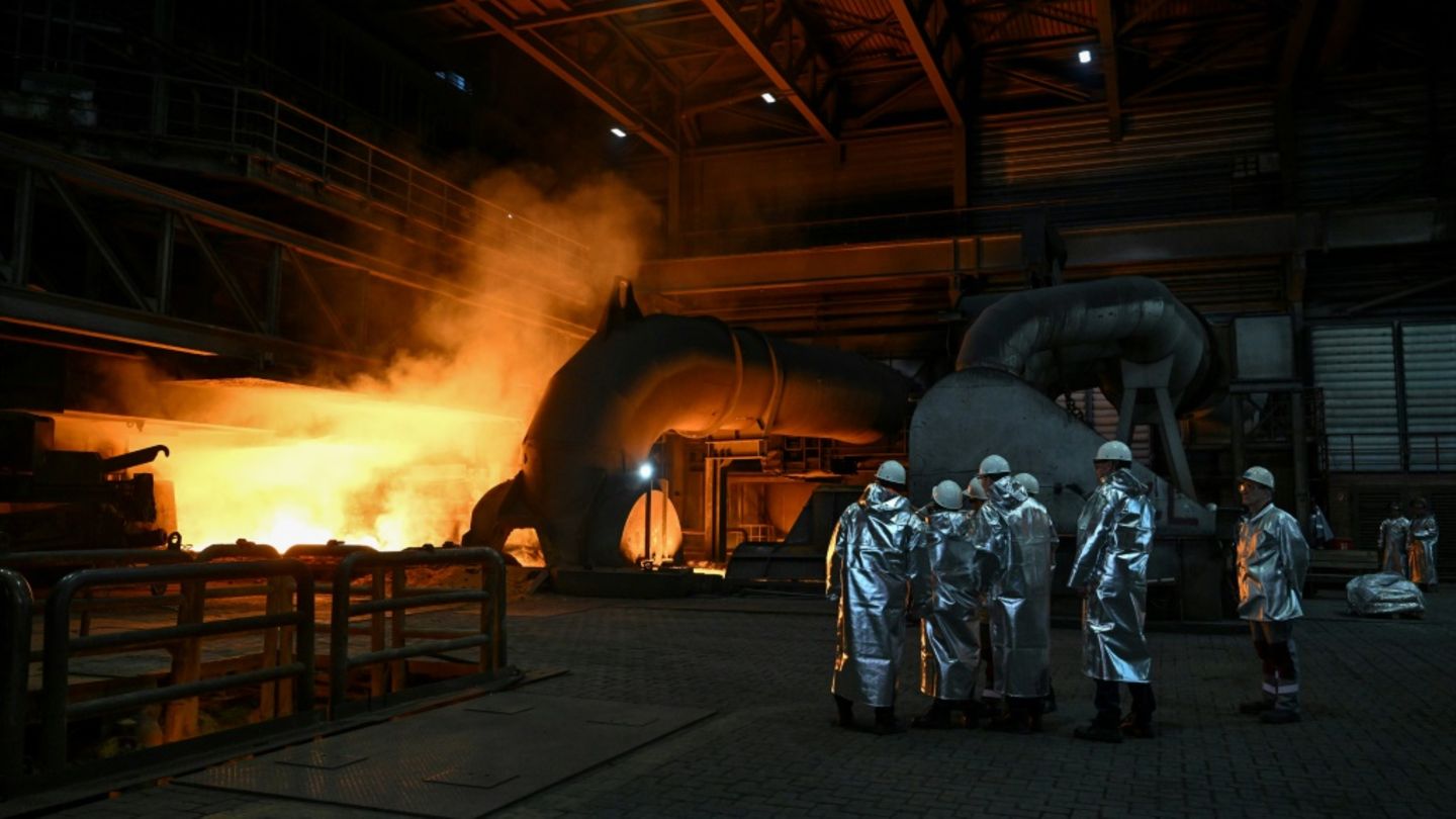 Arbeiter in Stahlwerk in Duisburg