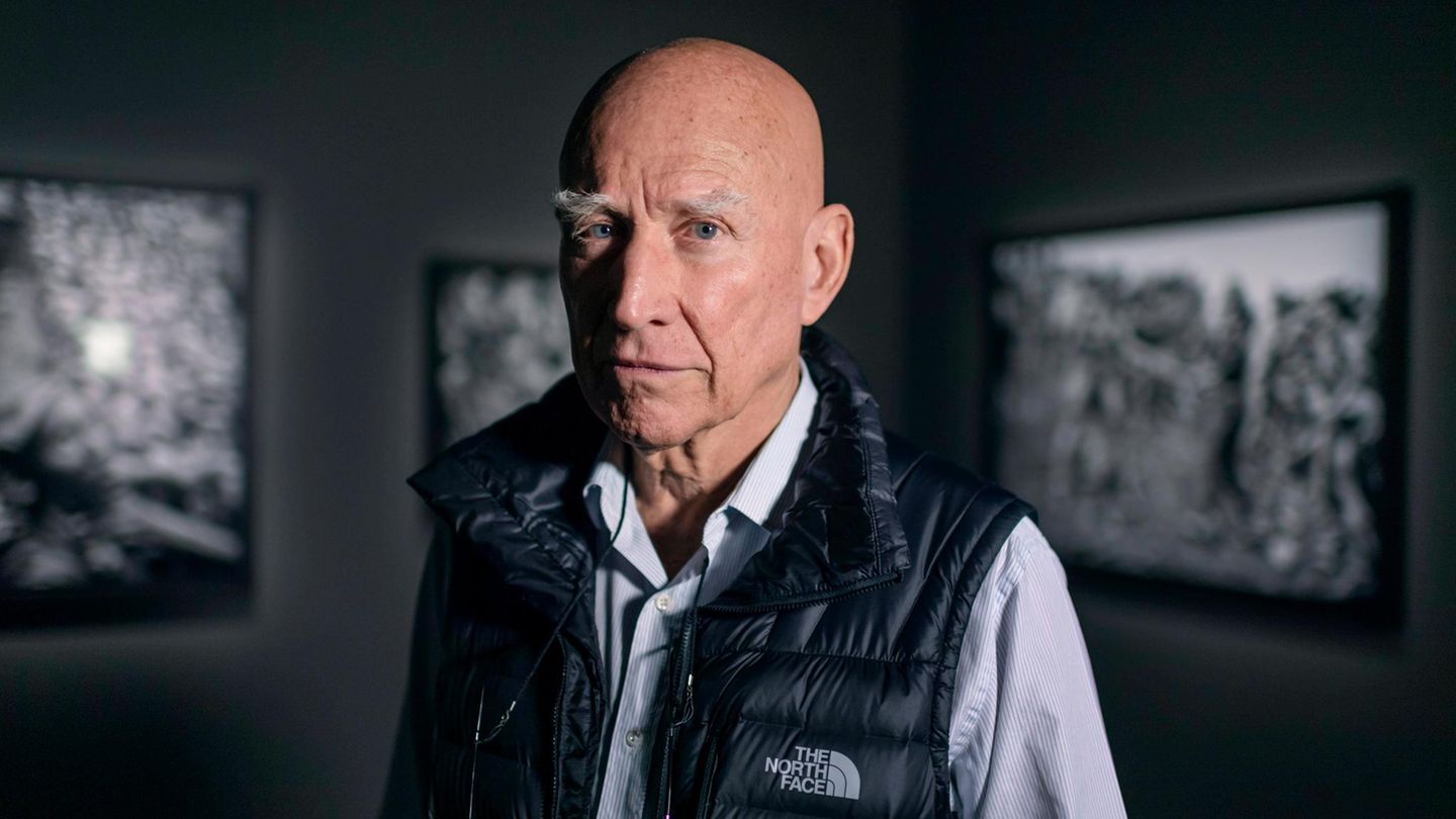 Sebastião Salgado Der weltbekannte brasilianische Fotograf und Aktivist starb im Alter von 81 Jahren am 23. Mai. Salgados Werke sind vor allem für ihre Schwarz-Weiß-Kompositionen bekannt und wurden als hervorragende Werke des zeitgenössischen Fotojournalismus gelobt. Nach seinen sozialdokumentarischen Werken wie "Arbeiter", "Migranten" und "Afrika" richtete er sein Objektiv auf unberührte Regionen der Welt, was in der Serie "Genesis" gipfelte. Der deutsche Filmregisseur Wim Wenders porträtierte Salgado im Jahr 2014 (zusammen mit Salgados Sohn Juliano Ribeiro Salgado) in dem für den Oscar nominierten Dokumentarfilm "Das Salz der Erde", der in Frankreich mit einem César als Bester Dokumentarfilm ausgezeichnet wurde
