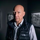 Der weltbekannte brasilianische Fotograf und Aktivist starb im Alter von 81 Jahren am 23. Mai. Salgados Werke sind vor allem für ihre Schwarz-Weiß-Kompositionen bekannt und wurden als hervorragende Werke des zeitgenössischen Fotojournalismus gelobt. Nach seinen sozialdokumentarischen Werken wie "Arbeiter", "Migranten" und "Afrika" richtete er sein Objektiv auf unberührte Regionen der Welt, was in der Serie "Genesis" gipfelte. Der deutsche Filmregisseur Wim Wenders porträtierte Salgado im Jahr 2014 (zusammen mit Salgados Sohn Juliano Ribeiro Salgado) in dem für den Oscar nominierten Dokumentarfilm "Das Salz der Erde", der in Frankreich mit einem César als Bester Dokumentarfilm ausgezeichnet wurde