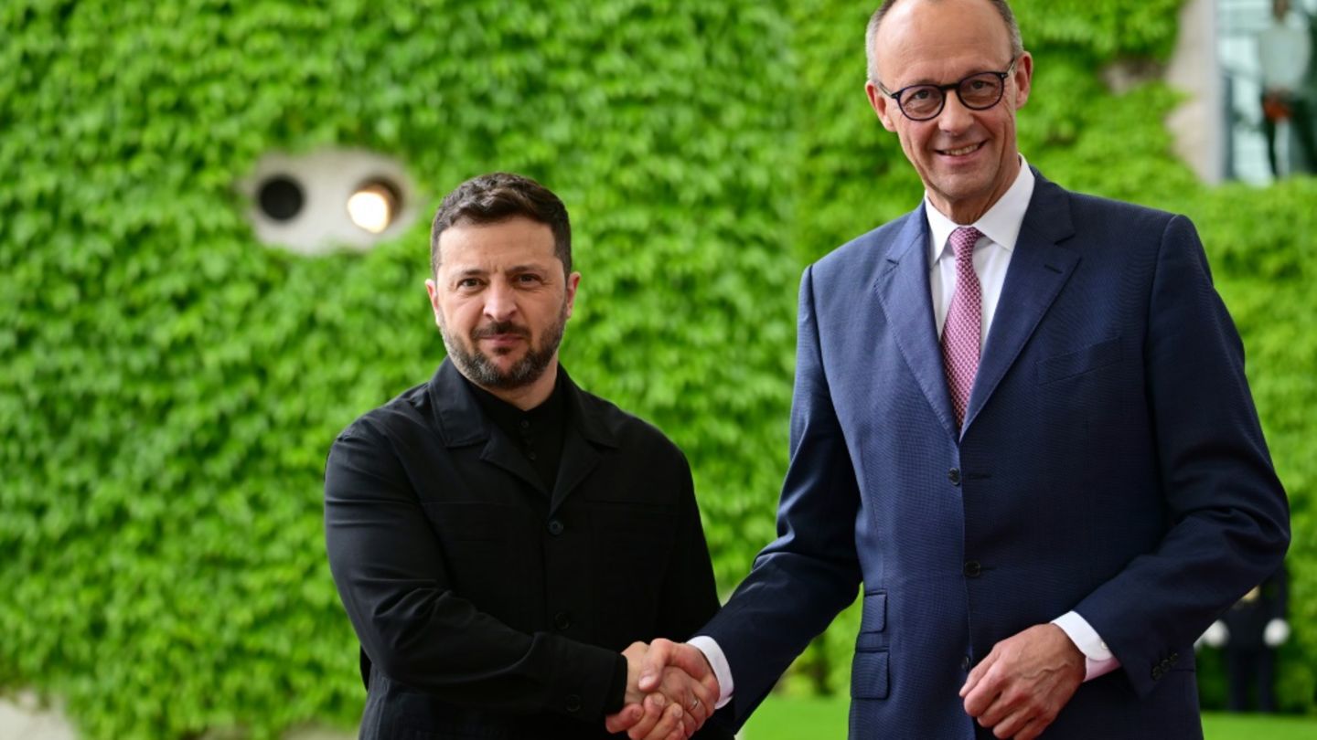 Merz begrüßt Selenskyj vor dem Kanzleramt