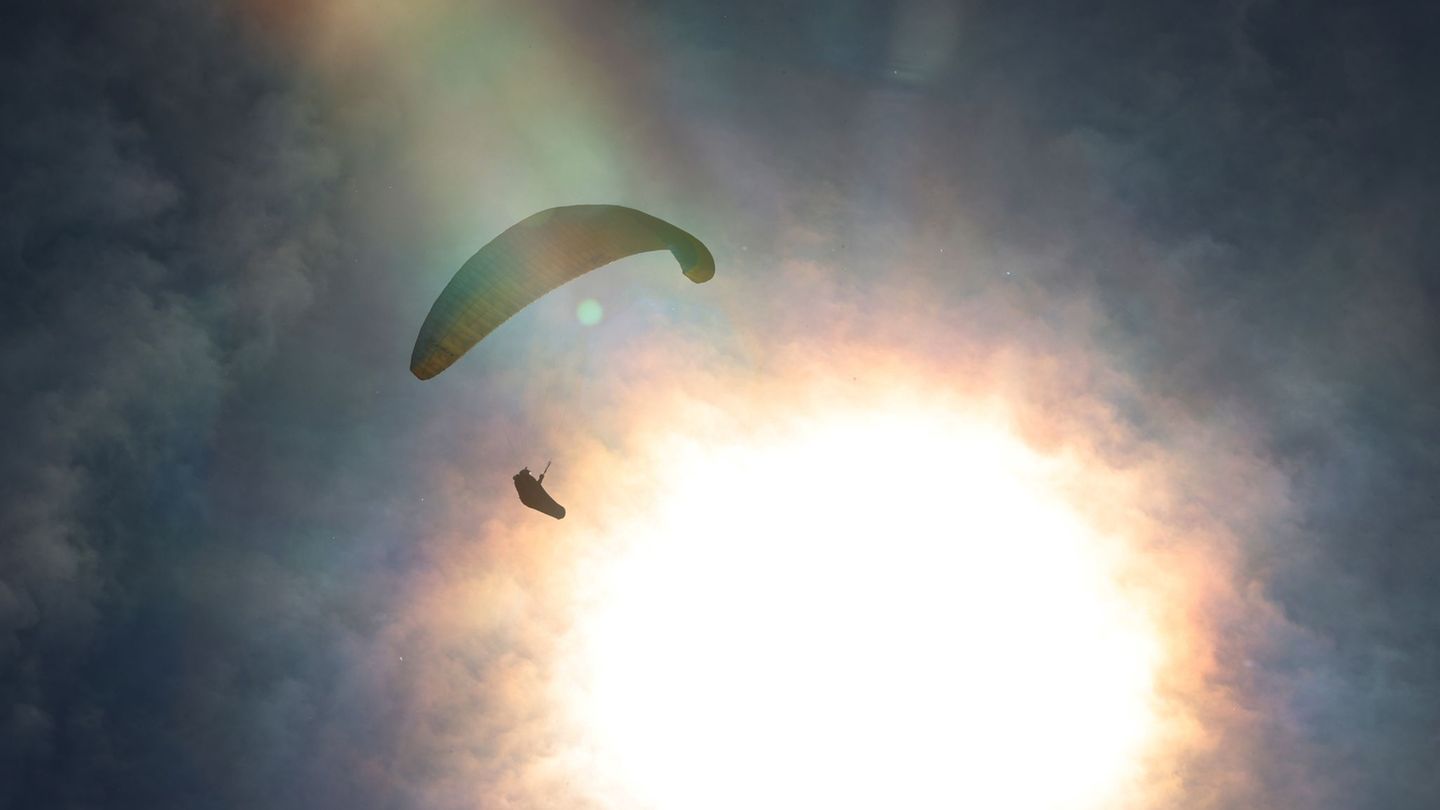 Ein Gleitschirmflieger in China geriet ungewollt in eisige Höhen.