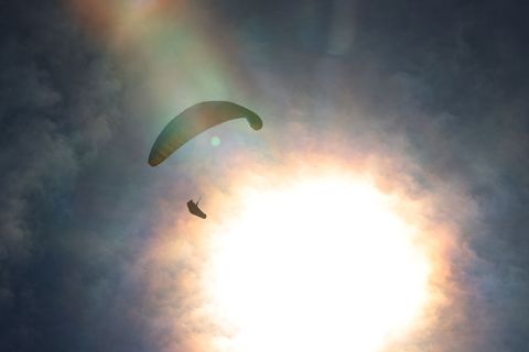 Ein Gleitschirmflieger in China geriet ungewollt in eisige Höhen.
