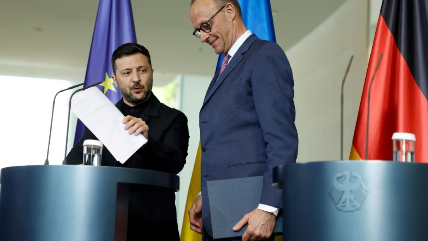 Merz und Selenskyj nach der Pressekonferenz im Kanzleramt