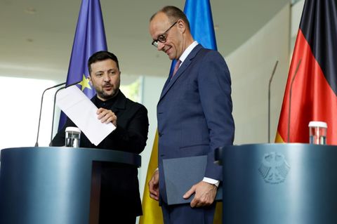 Merz und Selenskyj nach der Pressekonferenz im Kanzleramt