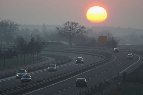 Das Bild zeigt Autos in der Dämmerung