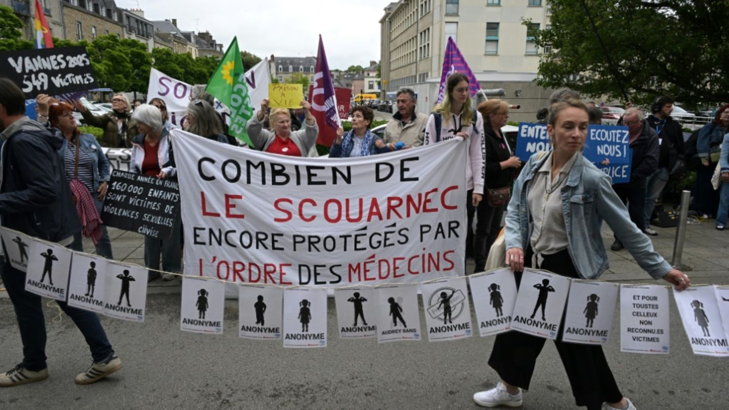 Demonstranten vor dem Gericht in Vannes