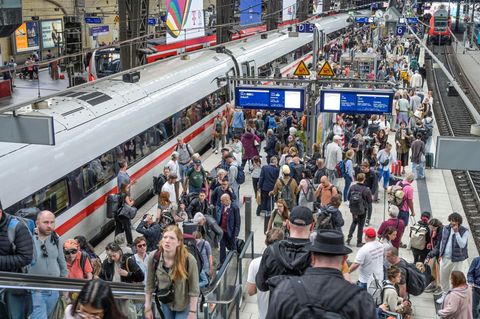 Voller Bahnsteig am Hamburger Hauptbahnhof