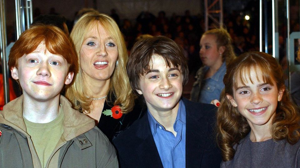 Meinung: Joanne K. Rowling (2.v.l.) mit den Harry Potter-Hauptdarstellern Rupert Grint, Daniel Radcliffe und Emma Watson vor der Uraufführung des Films "Harry Potter und der Stein der Weisen", London, 2001 Joanne K. Rowling (2.v.l.) mit den Harry Potter-Hauptdarstellern Rupert Grint, Daniel Radcliffe und Emma Watson vor der Uraufführung des Films "Harry Potter und der Stein der Weisen", London, 2001