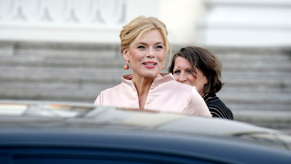 Bundestag President Julia Klöckner in front of the Bellevue Castle: Could she climb in the state in 2027 from number two? 