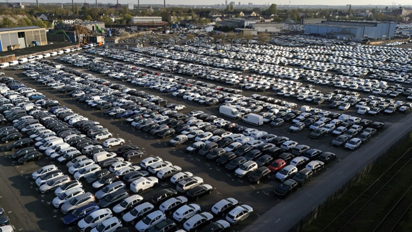 Autos auf Großparkplatz
