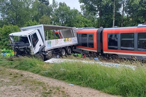 Blick auf die Unfallstelle in Bayern: Ein LKW und ein Zug sind zusammengestoßen