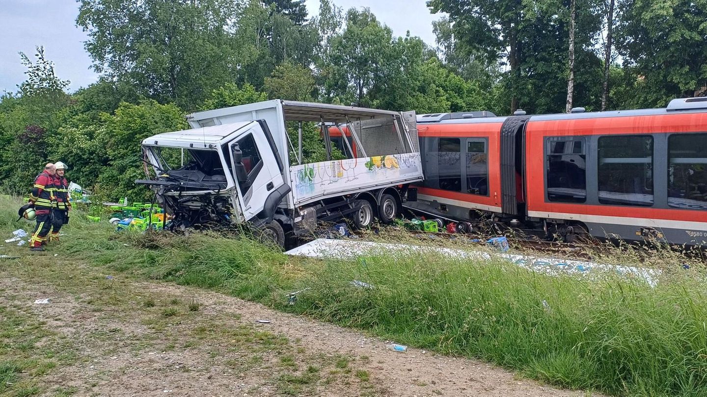 Blick auf die Unfallstelle in Bayern: Ein LKW und ein Zug sind zusammengestoßen