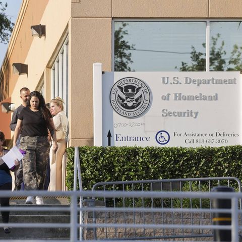 Menschen versammeln sich vor den Büros des Department of Homeland Security in Florida