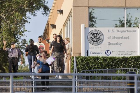 Menschen versammeln sich vor den Büros des Department of Homeland Security in Florida