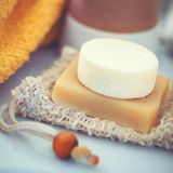 Ein Stück Seife in einem Sissalsackchen