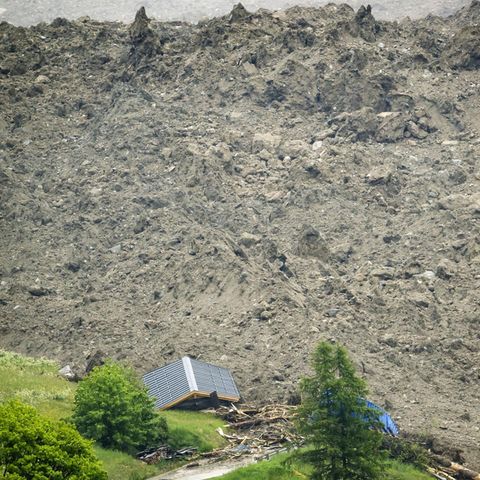 Ein großer Teil des Dorfes Blatten im Walliser Lötschental wurde unter den Massen von Eis, Schlamm und Felsen begraben