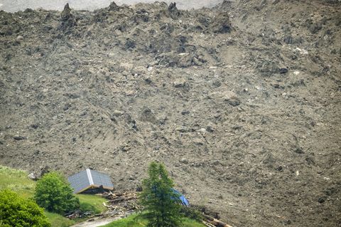 Ein großer Teil des Dorfes Blatten im Walliser Lötschental wurde unter den Massen von Eis, Schlamm und Felsen begraben